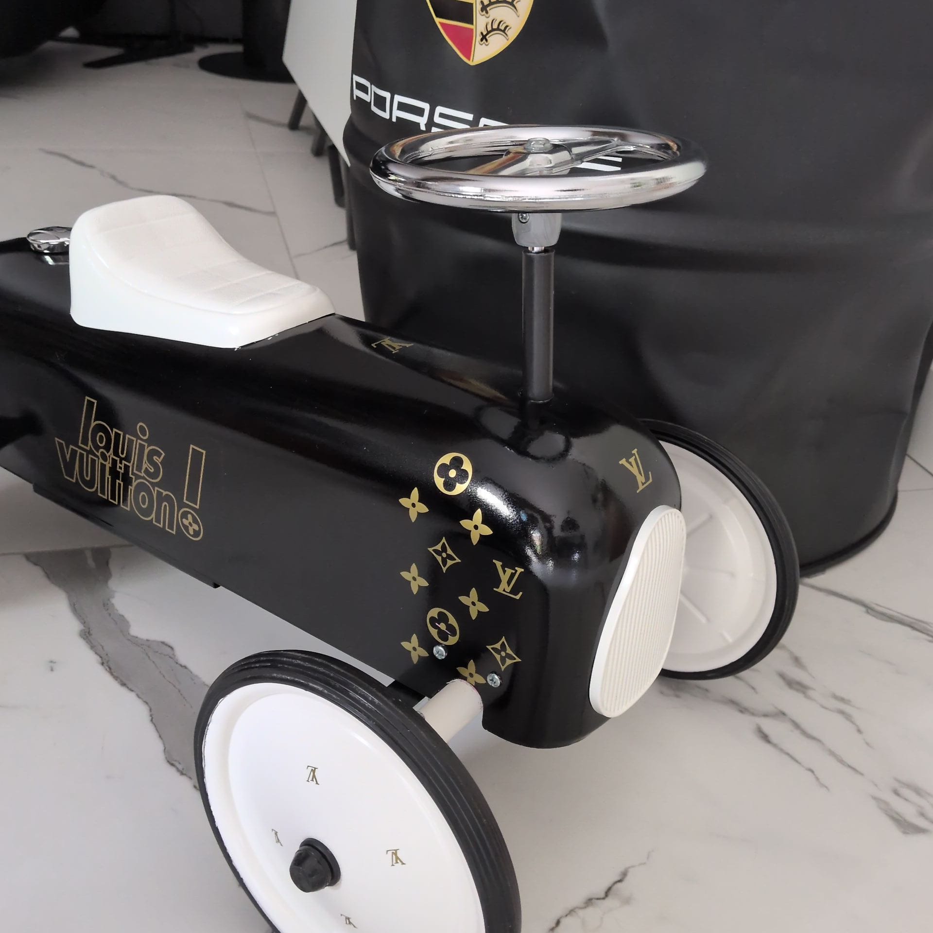 Voiture vintage inspirée Louis Vuitton – Image 7