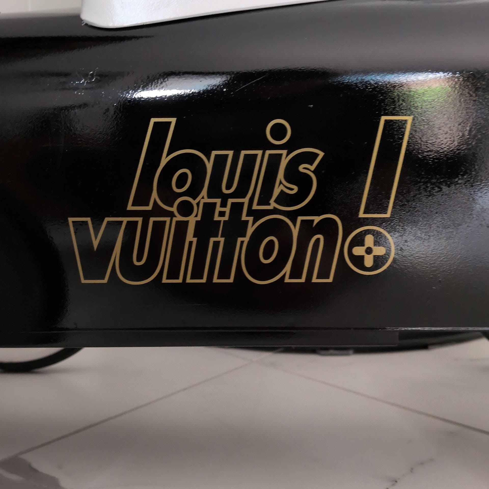 Voiture vintage inspirée Louis Vuitton – Image 6