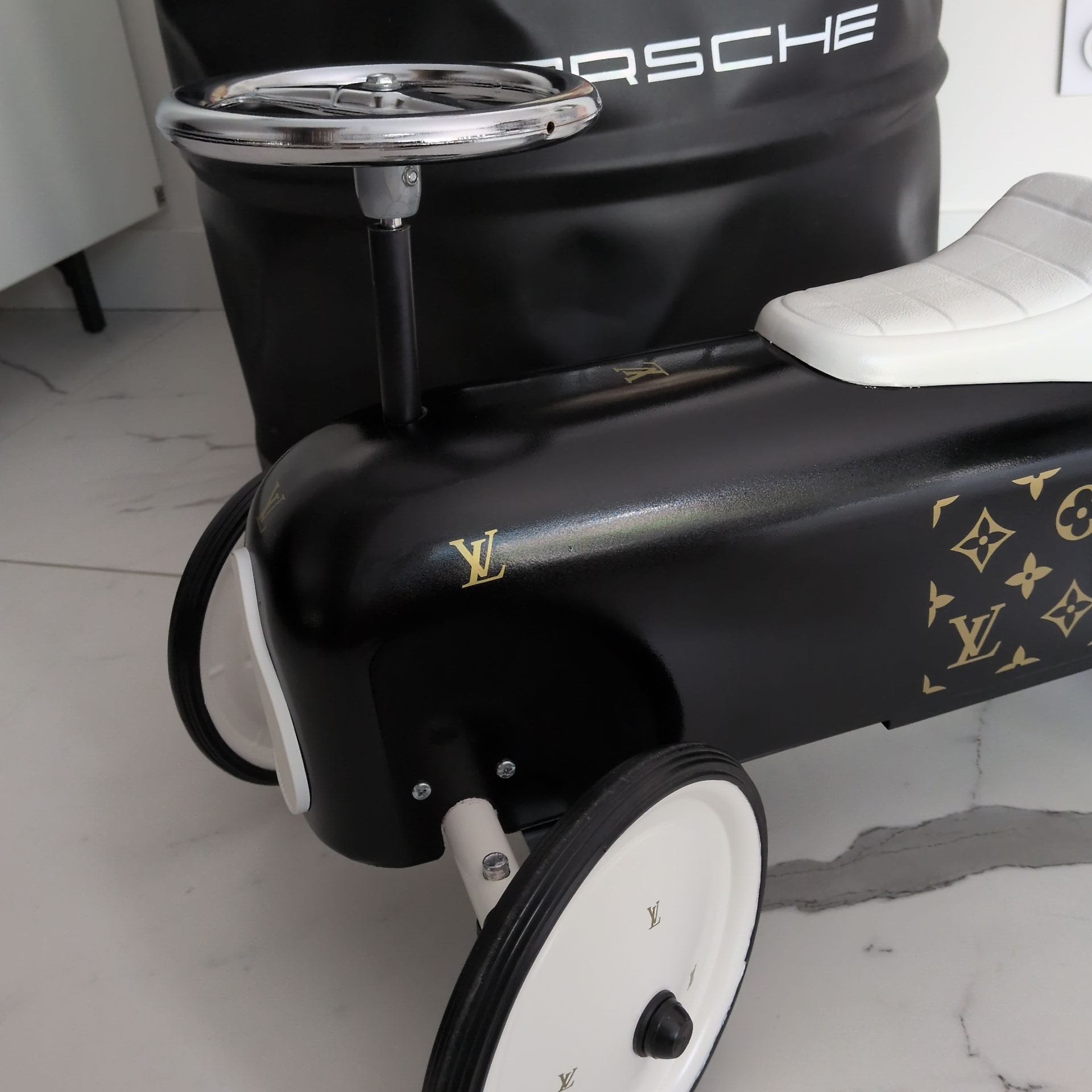 Voiture vintage inspirée Louis Vuitton – Image 3