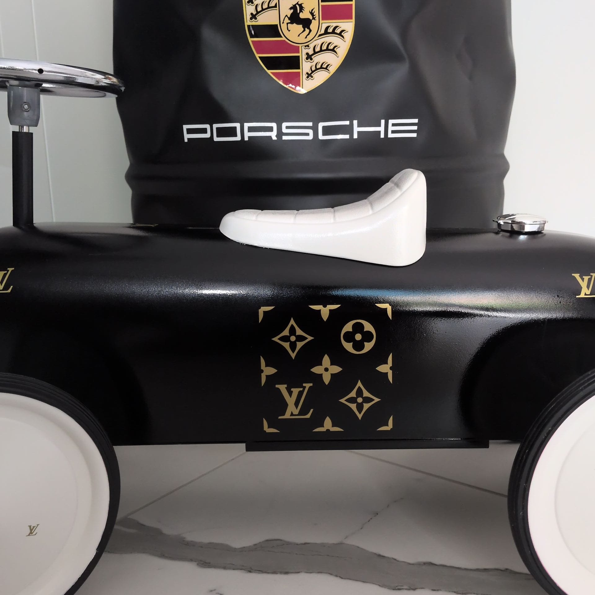 Voiture vintage inspirée Louis Vuitton – Image 2