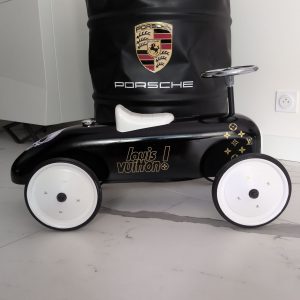 Voiture vintage inspirée Louis Vuitton