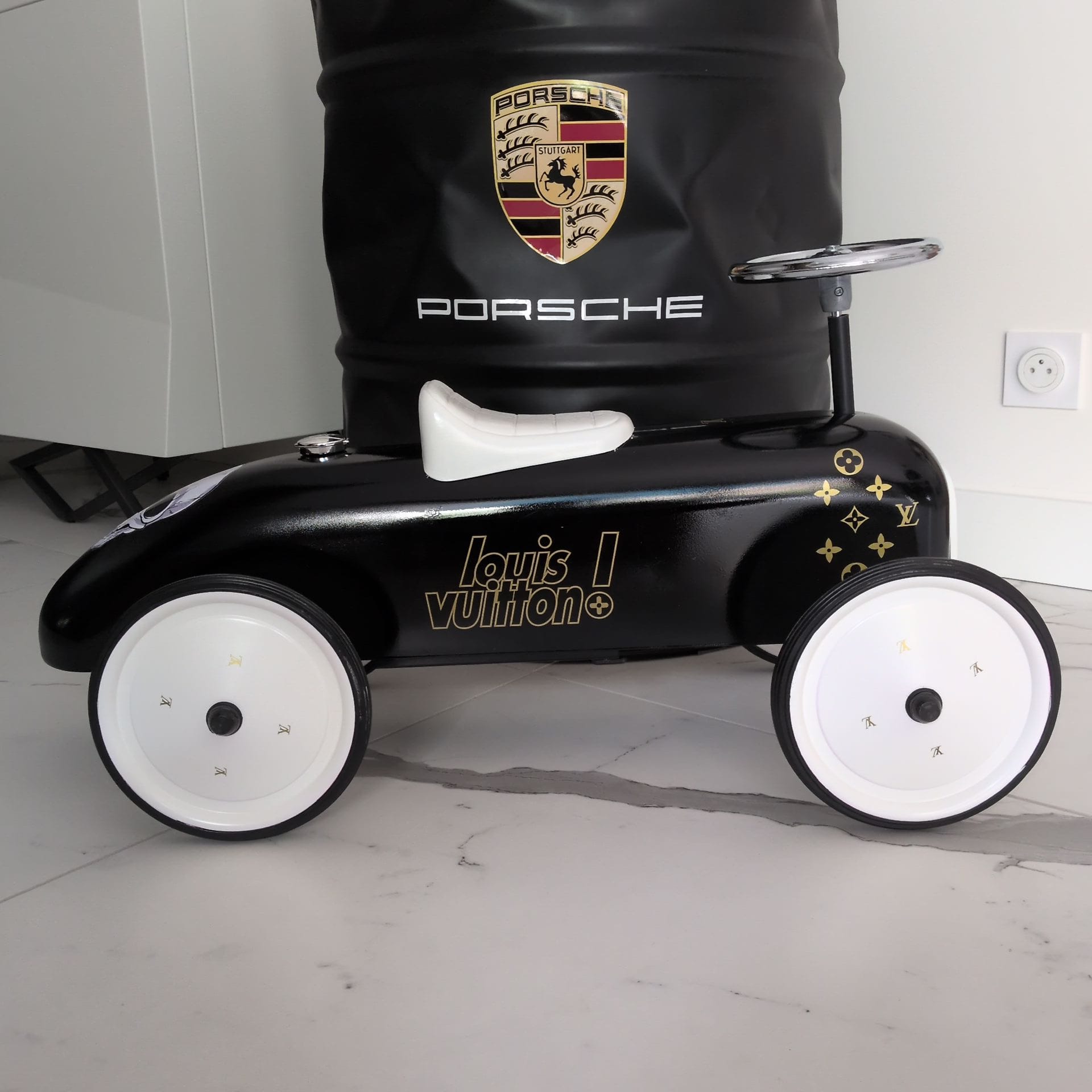 Voiture vintage inspirée Louis Vuitton